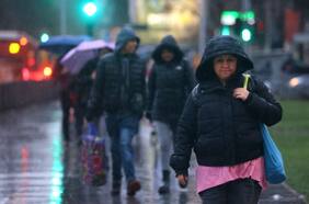 Lluvia, y después calor de verano: el errático pronóstico del tiempo en Santiago esta semana