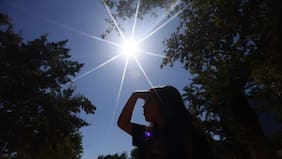 Evitar el sol entre las 11.00 y 17.00 horas: autoridades entregan recomendaciones ante ola de calor