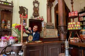 Emporio Moneda: el único almacén 100% de época de Santiago está en barrio Brasil