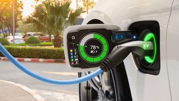 Electromovilidad al alza: 56% de los chilenos estaría dispuesto a comprar un auto eléctrico o híbrido