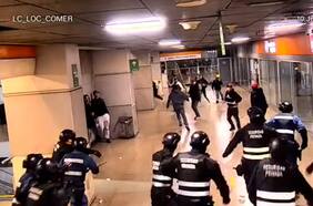 Registran brutal pelea entre comerciantes ambulantes y guardias de Metro