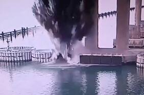 Cómo fue el ataque de Ucrania a un puente clave de Crimea con explosivos submarinos
