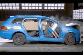 ¿Llevar carga sin amarrar dentro del auto? Una peligrosa práctica que puede costarte muy caro