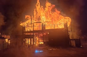 Voraz incendio destruye cuartel de Bomberos, viviendas y un local comercial en la comuna de Los Lagos: una persona falleció