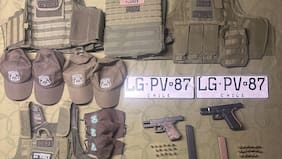 Detienen a dos sujetos tras fiscalización en Estación Central: se decomisaron armas y ropas similares a las de Carabineros