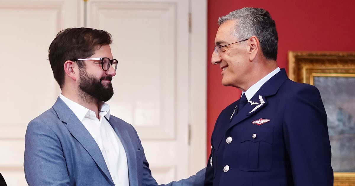 Boric ordena a la FACh colaborar en investigación de narcotráfico: un choque entre transparencia y autonomía institucional