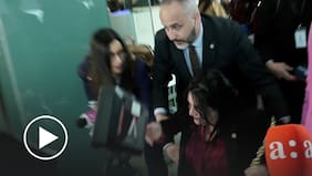 Exministra Steinert sufre aparatosa caída en su primera aparición pública tras dejar el Gobierno