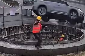 Trabajadores se salvan de milagro tras accidente automovilístico en China