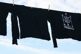 Cómo lavar correctamente la ropa negra (y evitar que se destiña)