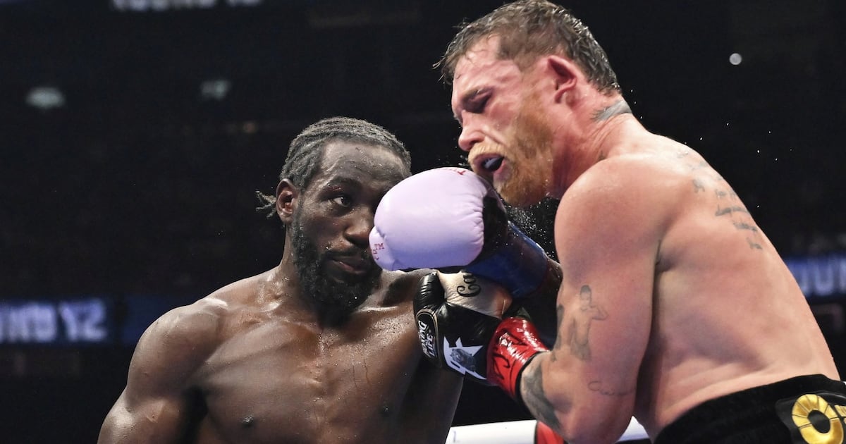 Terrence Crawford derrota a Canelo Álvarez y se queda con los títulos mundiales del mexicano