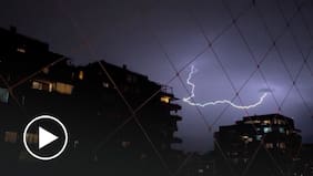 ¿Lo viste?: tormenta eléctrica ilumina el cielo de Santiago y deja increíbles registros