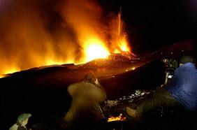 Villarrica: el riesgo de tomar una foto al borde de un volcán que puede hacer erupción