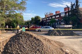 Camión pluma derribó 7 postes eléctricos en Ñuñoa: Ocho blocks de Villa Olímpica quedaron sin luz