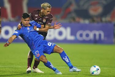 La U enfrenta a Carabobo en el Estadio Nacional.