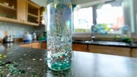 Informe global advierte que la contaminación por plásticos se duplicaría al 2040 y reabre debate sobre hábitos de hidratación