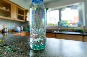 Este es el método casero más efectivo para eliminar los microplásticos del agua