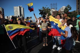 Venezolanos se manifiestan en el mundo tras captura de Nicolás Maduro, mientras chavistas protestan en Caracas