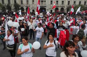 Gobiernos regionales de Perú exigen a Congreso aprobar adelanto de elecciones para que cese violencia