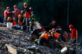Dos niños rescatados tres días después del sismo en Turquía, que deja más de 80 muertos