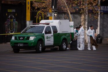 Efectivos de Labocar efectuando peritajes en la Alameda con Abate Molina, uno de los puntos en que se encontró parte del cuerpo cercenado de una persona el pasado 28 de mayo.
