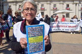A 43 años de la deuda histórica, Colegio de Profesores le recuerda su compromiso a Boric con folleto y rostros de los afectados