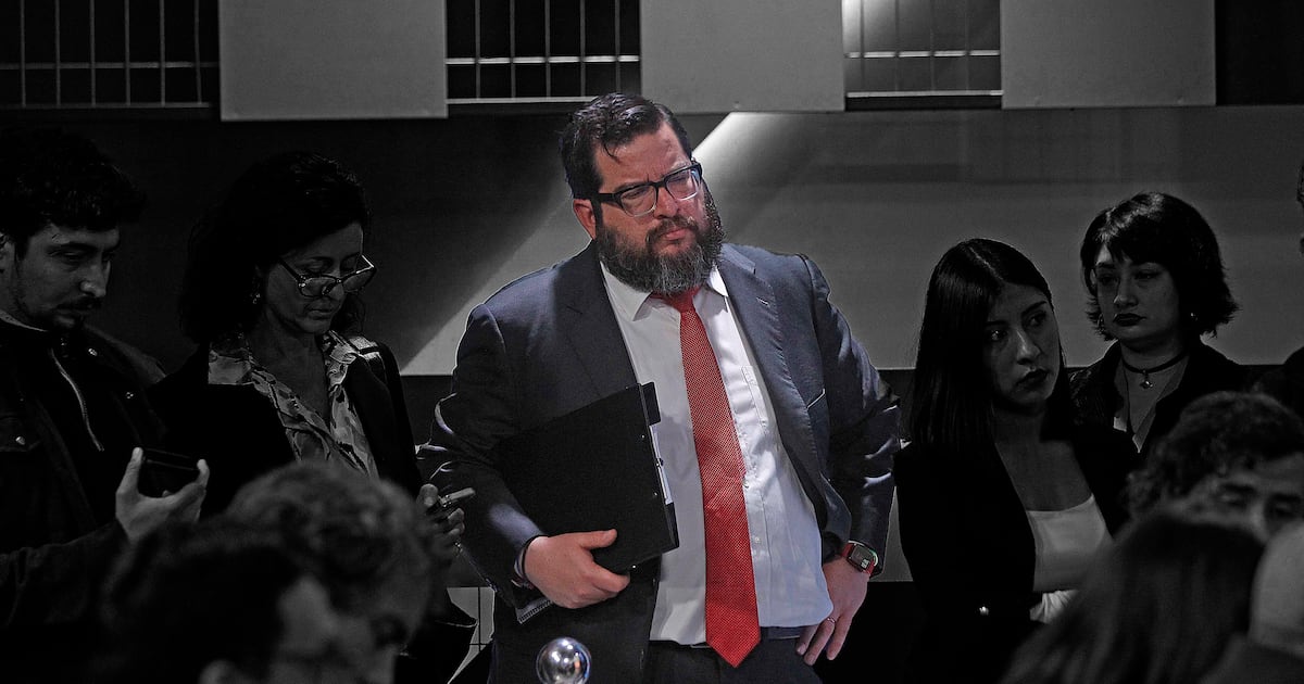 “Él también podría ser calificado como grasa política”: diputados oficialistas escalan acciones contra asesor de Kast