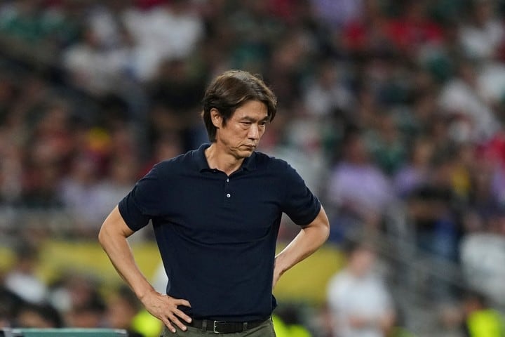 Escoltado por la policía y amenazado de muerte: el hostil recibimiento a DT de Corea del Sur tras eliminación en el Mundial