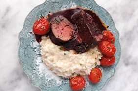 Filete de res en salsa de vino tinto, acompañado de risotto de roquefort y tomates confitados