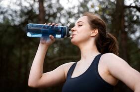 La razón por la que debes lavar a diario las botellas de agua reutilizables