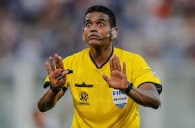 Quién es Alexis Herrera, el polémico árbitro que validó el gol de Lanús ante la U en la Copa Sudamericana