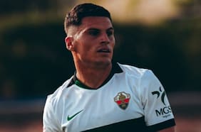 Con un blooper de Dituro: Elche cae ante Racing de Santander pese a la asistencia de Lucas Cepeda
