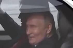 Juntos en “La Bestia”: Putin se sube al auto presidencial de Trump al arribar a la cumbre de Alaska