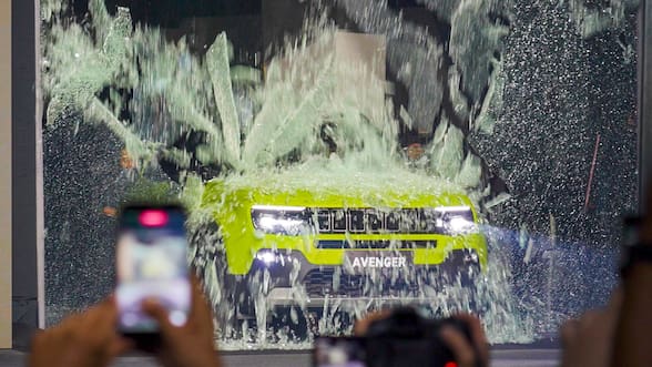 Jeep recrea mítica presentación en el lanzamiento del nuevo Avenger