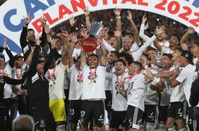 Colo Colo levanta la Copa en medio de la advertencia de Gustavo Quinteros: “Es importante el crecimiento de todos, la hinchada nos va a exigir”