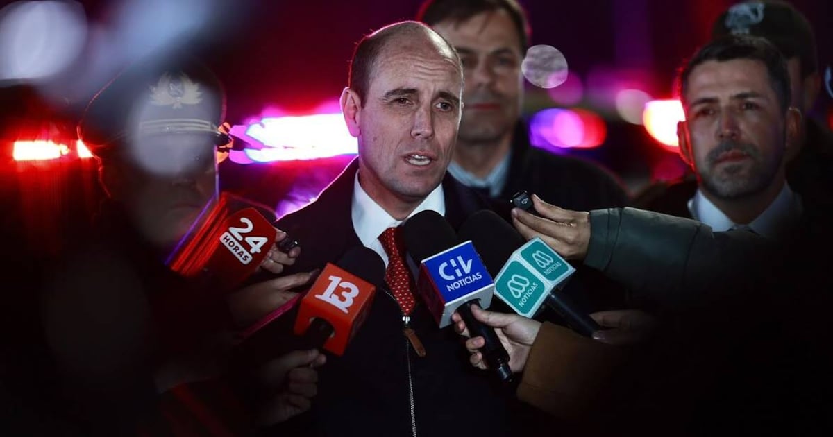 Ministro Arrau encabeza nuevo copamiento policial en estación Hospital El Pino en San Bernardo