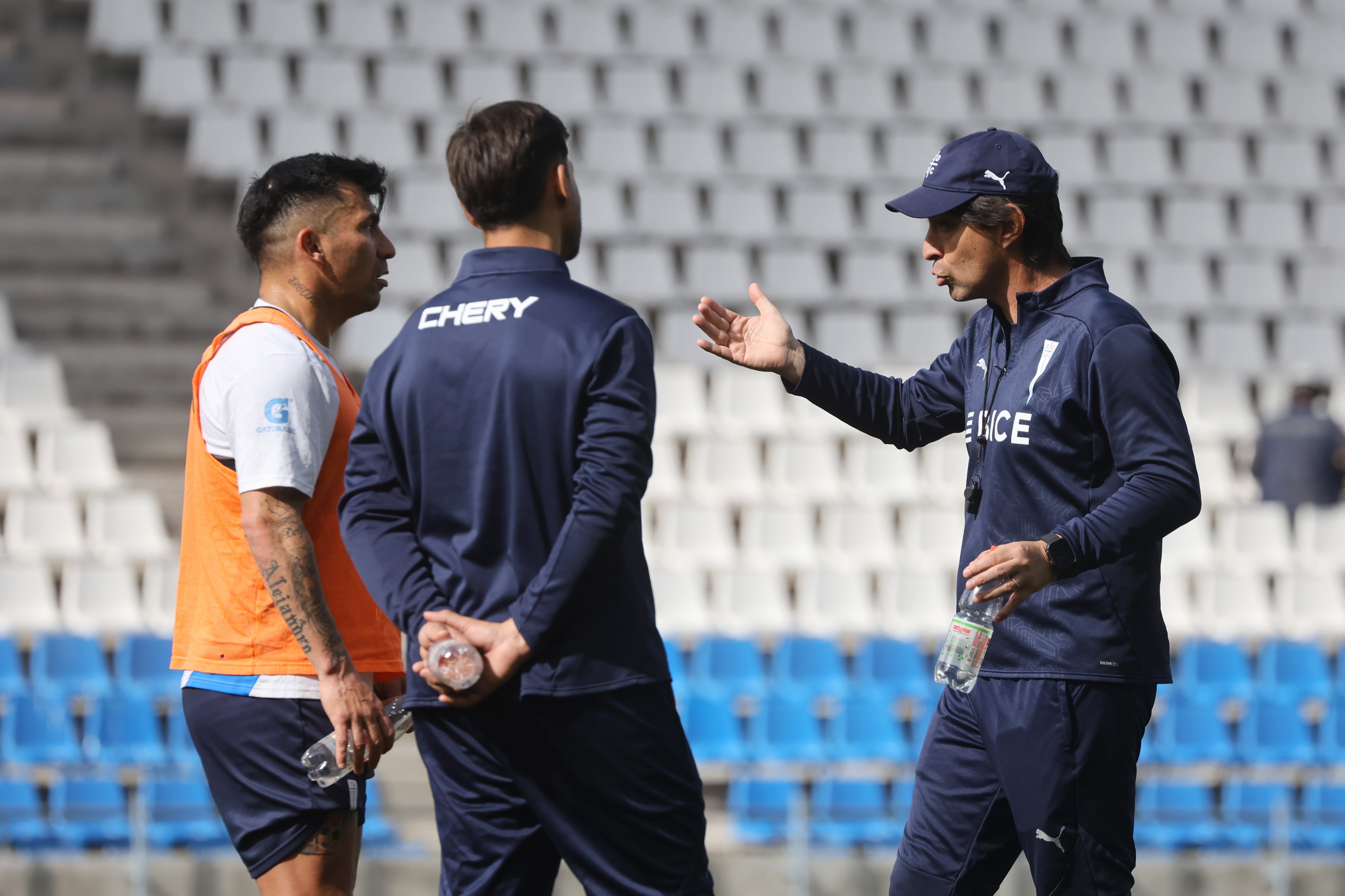 Gary Medel y Daniel Garnero, en una práctica de la UC (Foto: Photosport)