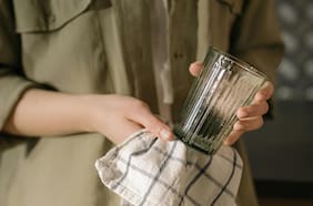 Por qué los paños de cocina viejos secan mejor que los nuevos, según la ciencia