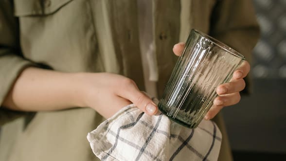 Por qué los paños de cocina viejos secan mejor que los nuevos, según la ciencia