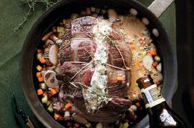 Roast beef de posta negra al horno, relleno de queso de cabra y hierbas con salsa de verduras y cerveza