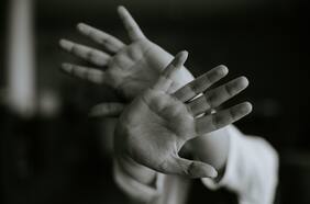 ¿Por qué las víctimas de abuso pueden demorar hasta 30 años en denunciar a sus victimarios?