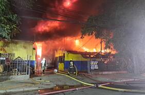 Incendio afecta a dos bodegas de textiles en Estación Central: evacuan sectores aledaños ante riesgo de propagación