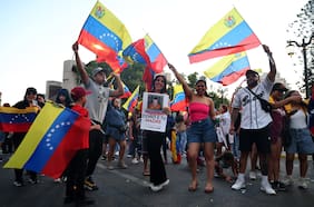 Más de 3 mil venezolanos celebraron en Parque Almagro la captura de Maduro: líder de comunidad afirma que un 30% dejaría Chile en el corto plazo