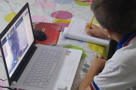 “Fuerza mayor”: Por qué tras dos años y medio de pandemia aún hay establecimientos con clases virtuales