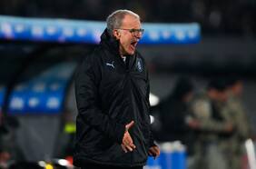 Renuncias, cruces con la prensa, espionaje y autodenuncias: las polémicas de Marcelo Bielsa en su carrera como técnico