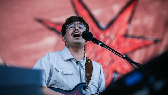 Un show intenso y con duro dardo a Kast: Candelabro despliega un poderoso regreso a Lollapalooza