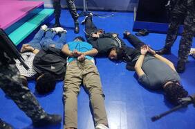 Policía de Ecuador confirma trece detenidos tras irrupción armada a canal de televisión