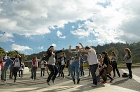 100 en 1 día intervendrá el Paseo Bulnes y el Parque Almagro con clases de meditación y k-pop