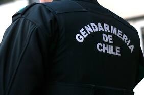 Tres exfuncionarios de Gendarmería quedan en prisión preventiva por tráfico de armas al interior de la cárcel