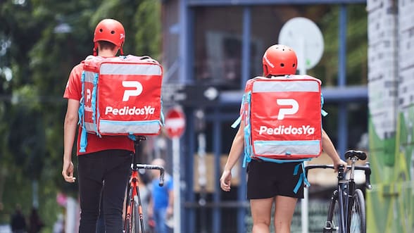 Uber lanza oferta para adquirir Delivery Hero, la matriz de PedidosYa: operación tiene efectos en Chile