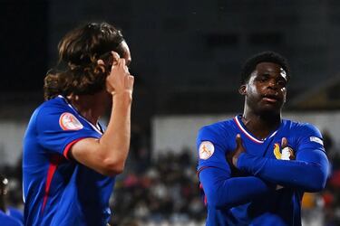 Christ Batola, a la derecha, se habría burlado de los jugadores colombianos.